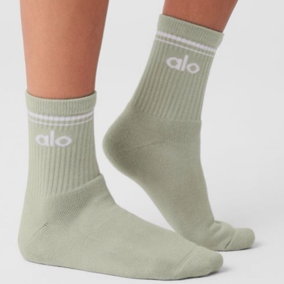 ALO Yoga Accessories - New Alo Yoga Unisex Half Crew Throwback Socks in Limestone/White